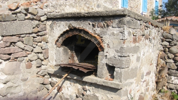 Πέτρινη οικία προς πώληση στην Ερεσό Λέσβου.