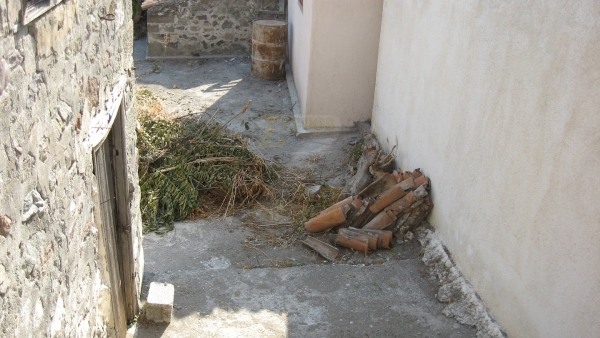 Πέτρινη οικία προς πώληση στην Ερεσό Λέσβου.