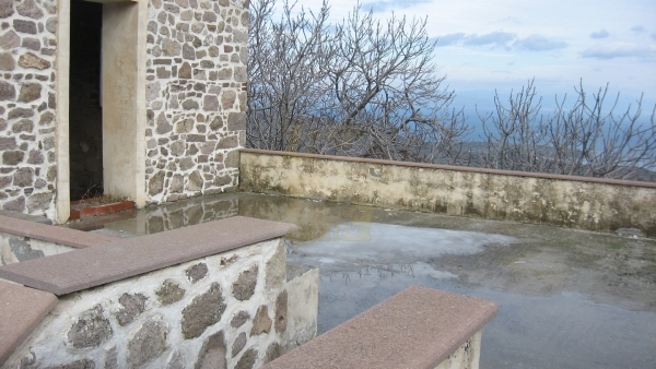 Πωλείται πέτρινη οικία με θέα στη θάλασσα στην Κλειώ Λέσβου.