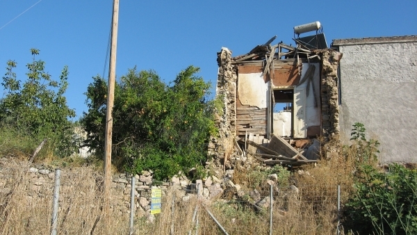 Πωλείται παλιό σπιτάκι με οικόπεδο στο Λισβόρι Λέσβου.