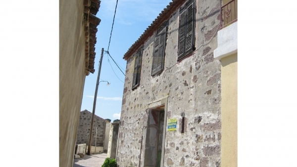 Πωλείται παλιά πέτρινη οικία στο Μεσότοπο Λέσβου.