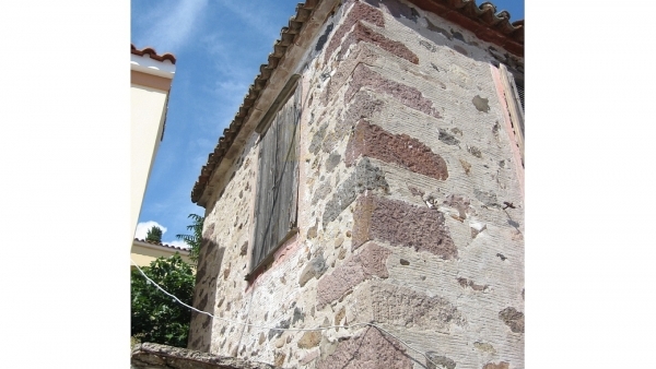 Πωλείται παλιά πέτρινη οικία στο Μεσότοπο Λέσβου.