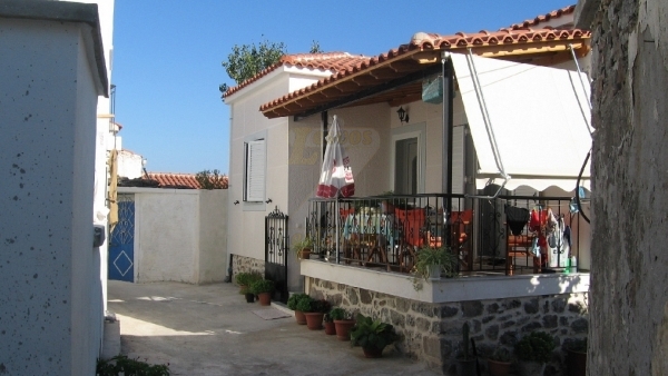 Πωλείται πλήρως επιπλωμένη μονοκατοικία στο Μεσότοπο Λέσβου.