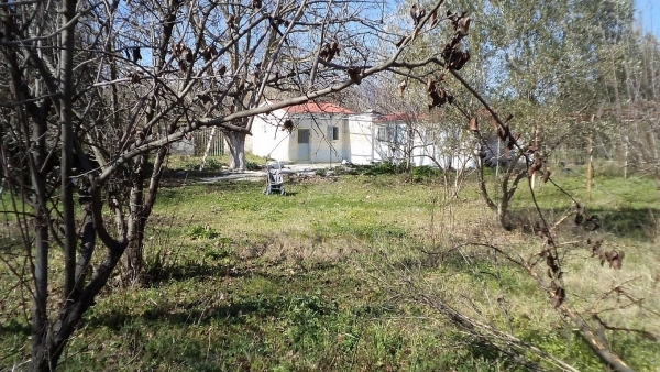 Πωλείται οικία με οικόπεδο στο Πέραμα Λέσβου.