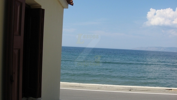 Πωλείται παραθαλάσσια μονοκατοικία στην Πέτρα Λέσβου.