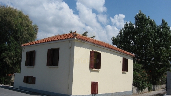 Πωλείται παραθαλάσσια μονοκατοικία στην Πέτρα Λέσβου.
