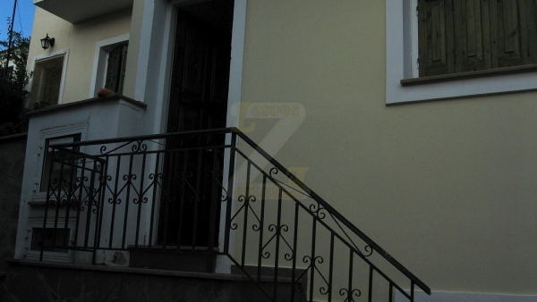 Πωλείται μονοκατοικία στην Πέτρα Λέσβου.