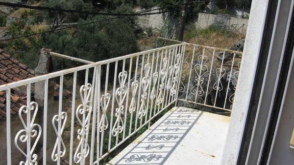 Πωλείται μονοκατοικία στο Πλωμάρι Λέσβου.