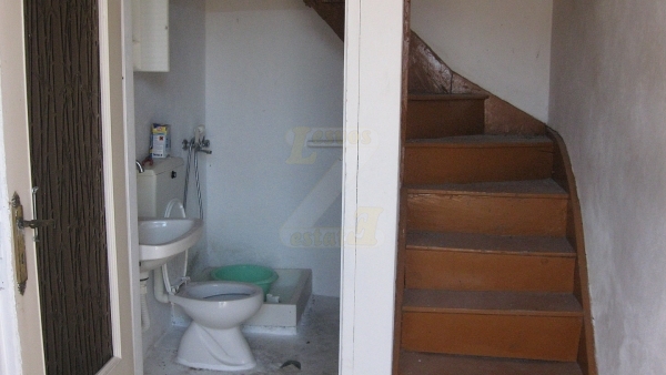 Πωλείται μονοκατοικία στο Πλωμάρι Λέσβου.