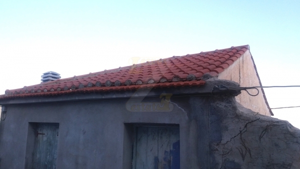 Πωλείται οικία με θέα στη θάλασσα στο Πλωμάρι Λέσβου.