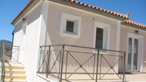 Πωλείται μονοκατοικία στην Άναξο Λέσβου, με θέα την θάλασσα.