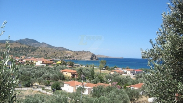 Πωλείται μονοκατοικία στην Άναξο Λέσβου, με θέα την θάλασσα.