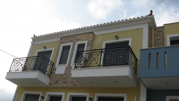 Πωλούνται μεζονέτες στην Ευρειακή Λέσβου.