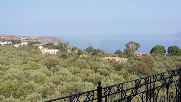 Πωλείται μεζονέτα στην Εφταλού Λέσβου.