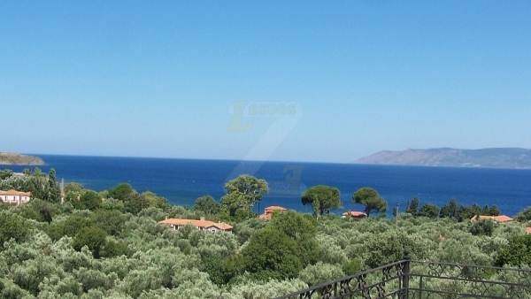 Πωλείται μεζονέτα στην Εφταλού Λέσβου.