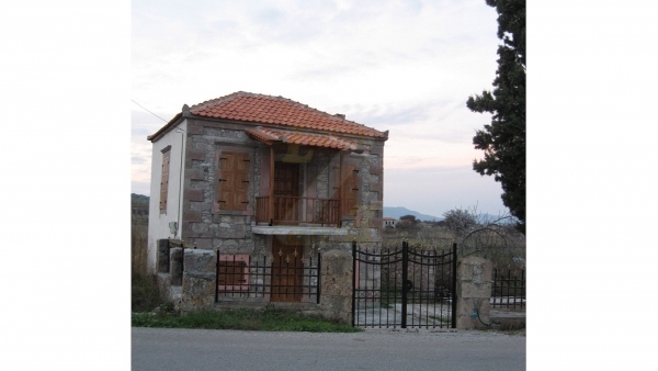 Πωλείται οικία στον Πολιχνίτο Λέσβου.