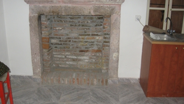 Πωλείται οικία στον Πολιχνίτο Λέσβου.