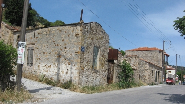 Πωλείται παλιά πέτρινη μονοκατοικία στον Πολιχνίτο Λέσβου.