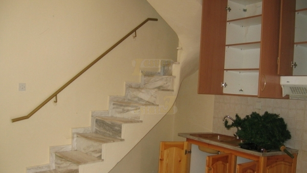 Πωλείται μονοκατοικία στον Πολιχνίτο Λέσβου.