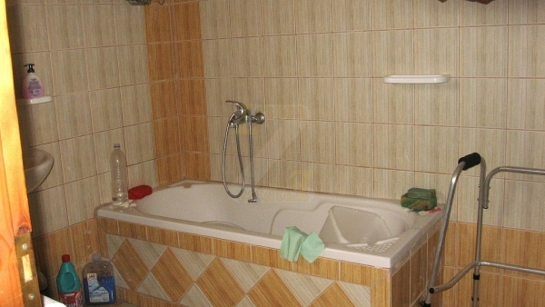 Πωλείται μονοκατοικία σε καλή τιμή στον Πολιχνίτο Λέσβου.