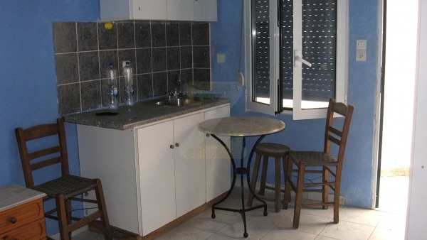 Πωλείται μονοκατοικία σε καλή τιμή στον Πολιχνίτο Λέσβου.