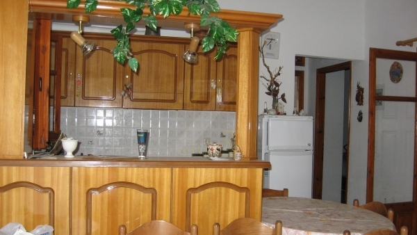 Πωλείται οικία πρώτου ορόφου στην Αγία Παρασκευή Λέσβου.