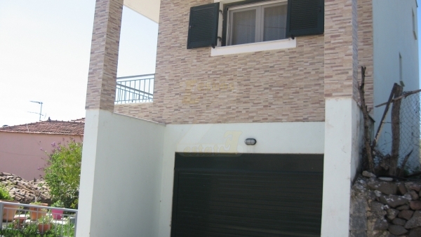 Πωλείται οικία με θέα στην Αγία Παρασκευή Λέσβου.