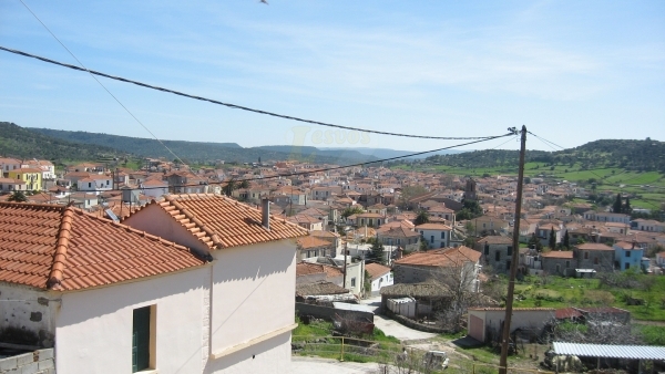 Πωλείται οικία με θέα στην Αγία Παρασκευή Λέσβου.