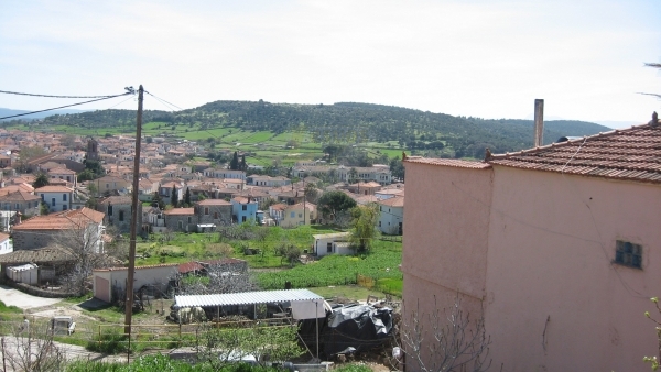 Πωλείται οικία με θέα στην Αγία Παρασκευή Λέσβου.