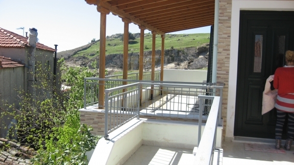 Πωλείται οικία με θέα στην Αγία Παρασκευή Λέσβου.