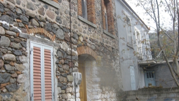 Πωλείται παλαιά πέτρινη οικία στο Σκαλοχώρι Λέσβου.