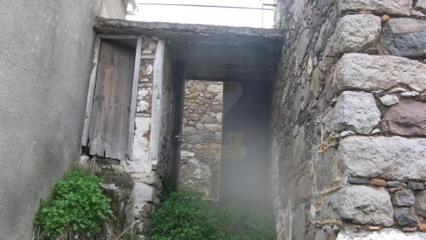 Πωλείται παλαιά πέτρινη οικία στο Σκαλοχώρι Λέσβου.