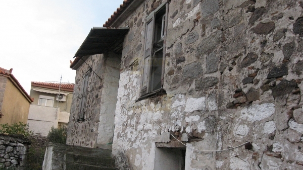 Πωλούνται δύο παλαιές πέτρινες κατοικίες στο Σκαλοχώρι Λέσβου.