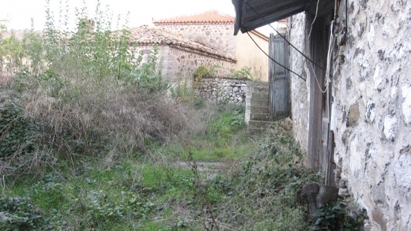 Πωλούνται δύο παλαιές πέτρινες κατοικίες στο Σκαλοχώρι Λέσβου.