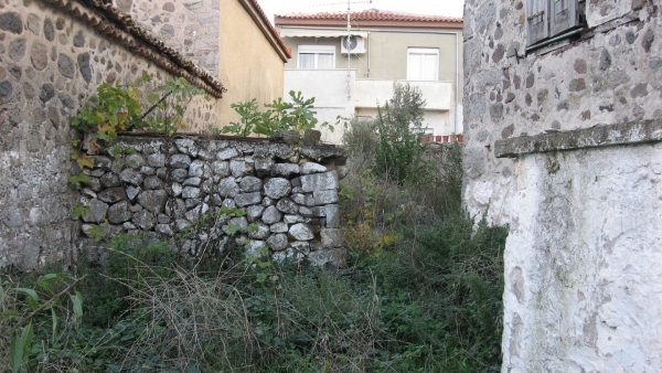 Πωλούνται δύο παλαιές πέτρινες κατοικίες στο Σκαλοχώρι Λέσβου.