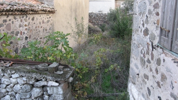 Πωλούνται δύο παλαιές πέτρινες κατοικίες στο Σκαλοχώρι Λέσβου.