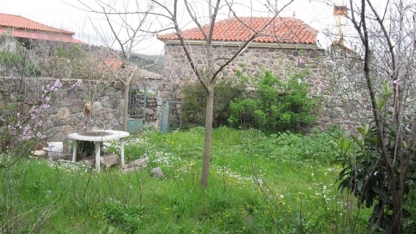 Πωλείται παλαιά πέτρινη οικία στην Τζίθρα, Λέσβου.