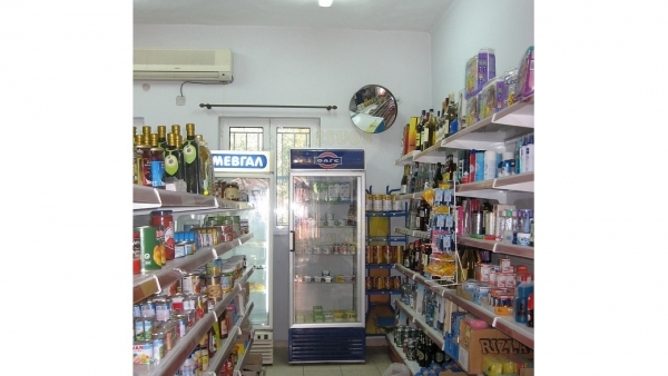 Πωλούνται δύο (2) καταστήματα στην Άναξο Λέσβου.