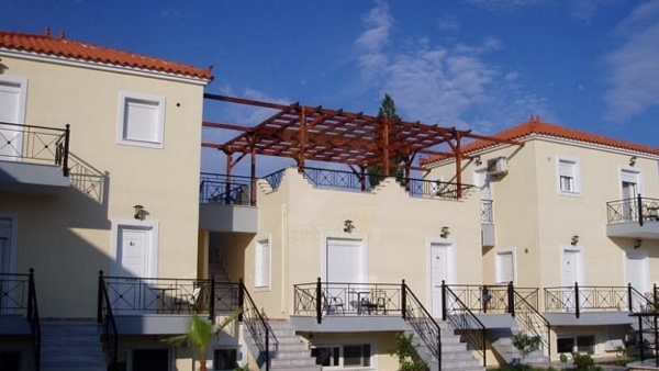 Πωλείται συγκρότημα με διαμερίσματα στην Άναξο Λέσβου.