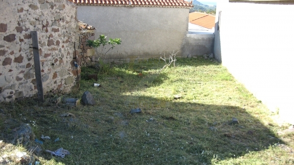 Οικόπεδο με μικρή οικία προς πώληση στην Ερεσό Λέσβου.