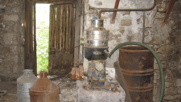 Πωλείται ελαιοτριβείο στον Πολιχνίτο Λέσβου.