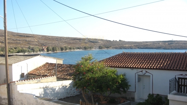 Πωλείται κτήριο στην Πλαζ του Σιγρίου Λέσβου.