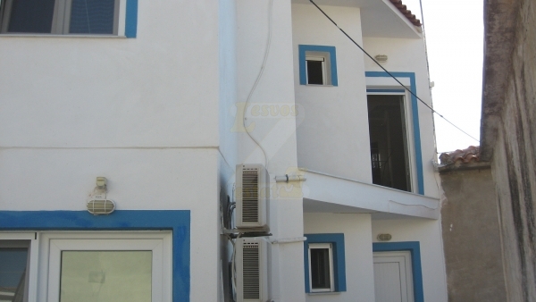 Πωλείται κτήριο στην Πλαζ του Σιγρίου Λέσβου.