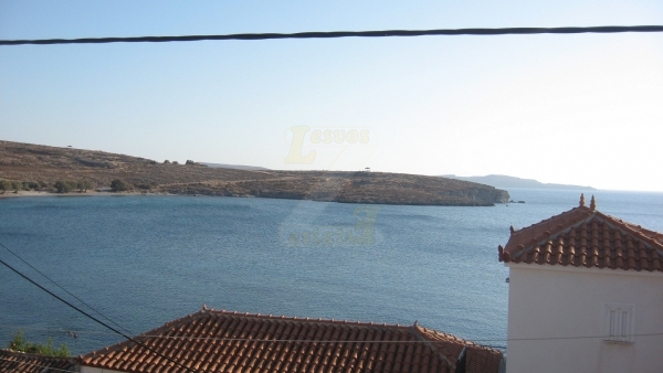 Πωλείται κτήριο στην Πλαζ του Σιγρίου Λέσβου.