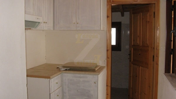 Ενοικιάζεται διαμέρισμα και μαγαζί στην Σκάλα Ερεσού Λέσβου.