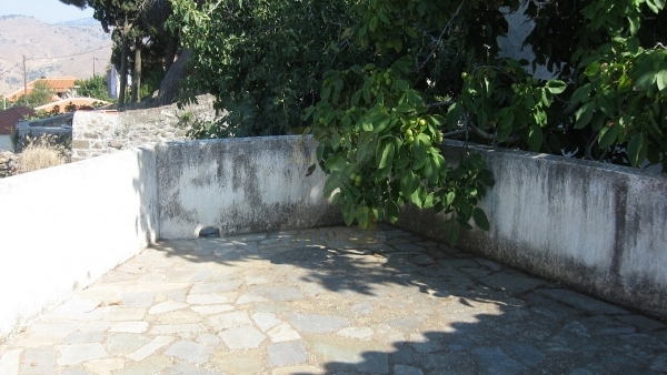 Πωλείται μονοκατοικία στην Άντισσα Λέσβου, με Θέα σε Βουνό.