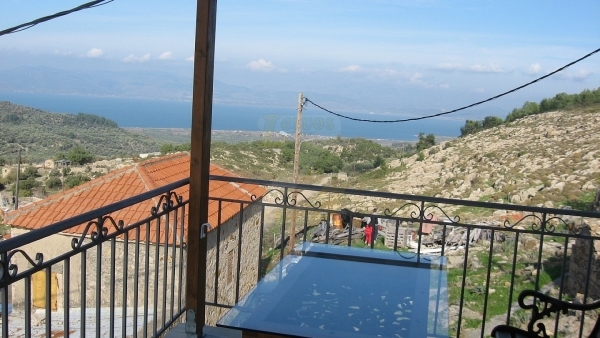 Πωλείται σπίτι με πανοραμική θέα σε βουνό και θάλασσα, στα Βασιλικά Λέσβου.