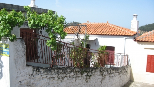 Πωλείται οικία στα Βασιλικά Λέσβου.