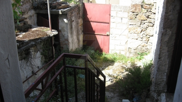 Πωλείται οικία στα Βασιλικά Λέσβου.