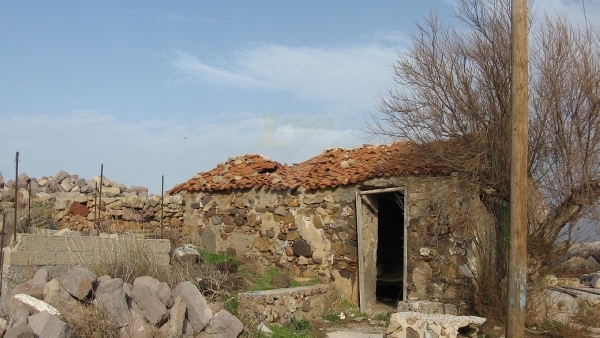 Πωλείται παλιά μονοκατοικία στον Γαβαθά Λέσβου.